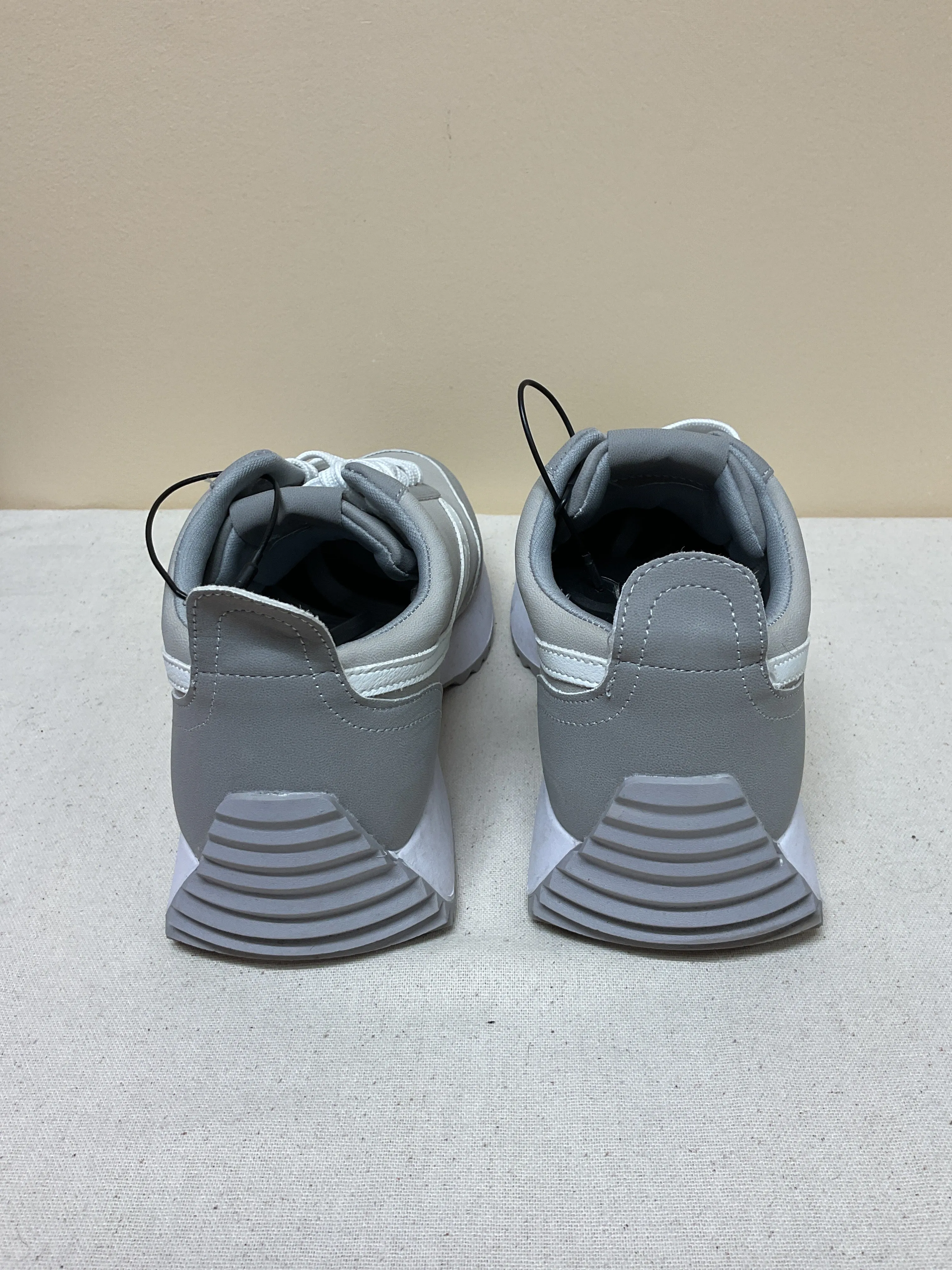 Shoes Athletic By Dolce Vita In Grey & White, Size:8.5